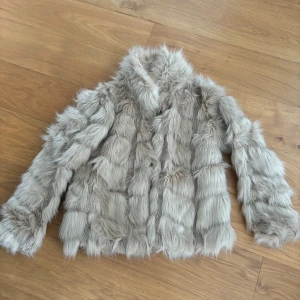 Pälsjacka  - Snygg varm pälsjacka 