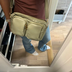 Grön väska - Snygg väska nu till hösten som tyvärr inte kommer till användning längre, väldigt bra skick☺️