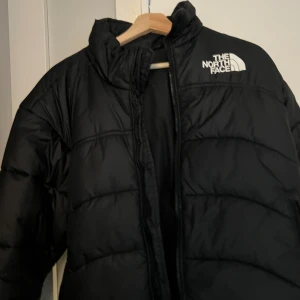 North face jacka - Säljer min gamla north face jacka som inte används längre. Den är storlek m och i perfekt skick. Pris kan diskuteras💯