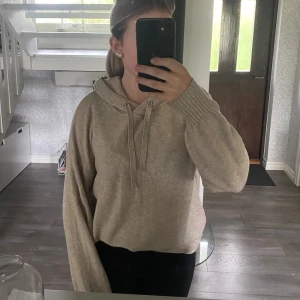 Stickad hoddie - Supersnygg ”stickad hoddie” från GAP köpt på zalando🤍 Storlek M. Använd fåtal gånger och är i fint skick🤍 säljer pga att jag har en liknande🤍