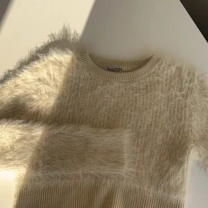 Midje kroppad tjocktröja från Zara - Jätte gullig midje kroppad tjocktröja från Zara. Köptes för några ungefär tre årsedan men har tyvärr aldrig kommit till användning. 