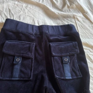 vintage juicy couture  - vintage juicy couture byxor. förstår inte storleken men känns som en S. är 170 cm och de går ner till golvet. Byxorna är bootcut.