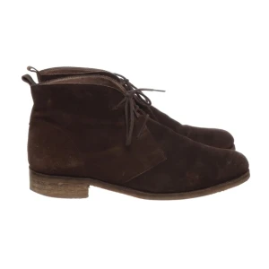 Chokladbruna kängor i mockaskinn - Sköna fina kängor i brunt mockaskinn, skinnfodrade och i gott skick, storlek 39 men små i storleken mer som en 38. Kan skickas mot fraktkostnad