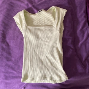 Grön gina T-shirt  - Den är i st XS och är i fint skick och har bara använts 2 gånger!