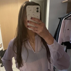 Tunn blus- lila - Storlek: 36  Bara använd någon gång. Bekväm, fin, passar på vardag och helg. Saknas en knapp på ena ärmen- reserv finns med!