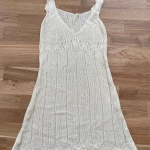 Stickad klänning  - Funkar som klänning eller beach cover up. Skön material. Kräm vit färg 