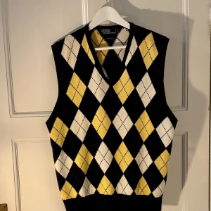 Vintage stickad väst  - Riktigt snygg vintage väst Ralph Lauren väst i fint skick! Sitter som medium för en man 180 cm 66 cm lång och 58 cm armhåla till armhåla Skriv gärna om ni har några frågor :)