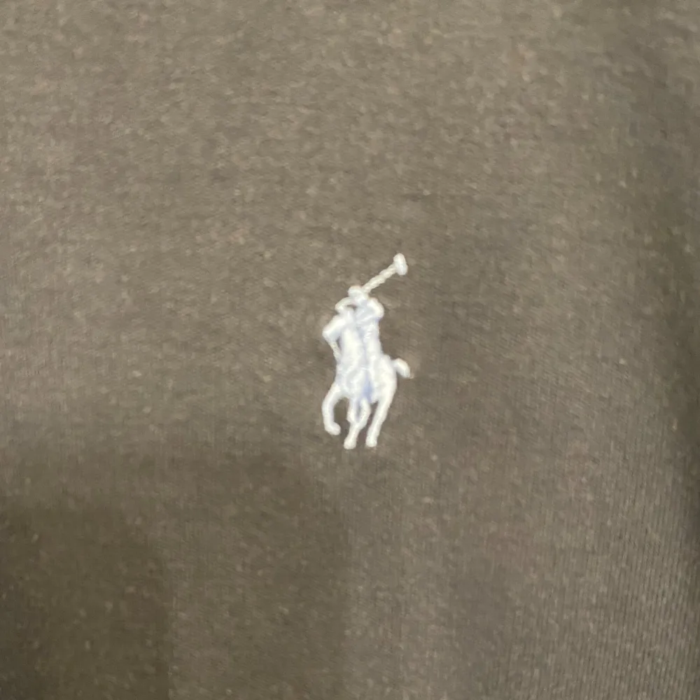 Säljer en riktigt snygg mörkblå ralph lauren half zip. Pris går att diskutera. Hoodies.