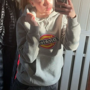 Dickies hoodie - Jätte bra skick i storlek S🥰 använder den ej längre och även nästan ny.  Lite tajt i halsen tycker jag (beställde den från Dickies hemsida). Annars sitter jätte snyggt😍
