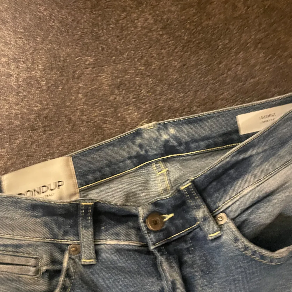 STEAL! Säljer dessa Dondup jeans i storlek 31 i riktigt bra skick! Nyaste modellen av George ✌🏻🙌🏻. Jeans & Byxor.