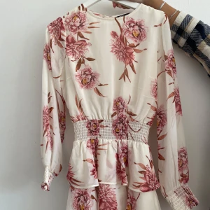 Klänning från Gina Tricot  - Jättefin blommig klänning. Storlek 34 (passar även 36)  Använd ett fåtal ggr. Superfint skick.