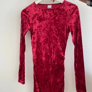 Röd "sammetsklänning" klänning gina tricot - Så fin röd klänning i sammetsliknande tyg från gina tricot. Använd 1 gång, storlek xs