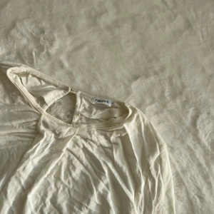 Topp - Fint skick. Dock har den en sminkfläck vid halskransen