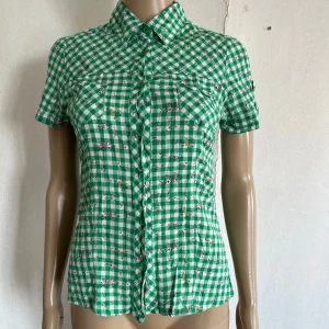 Söt rutig skjorta med små blommor - Inget att anmärka på 