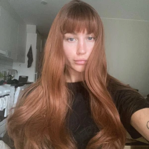 Röd peruk lugg - Syntetisk peruk med lugg. Långt med skiftande nyanser och mörk hårbotten. 