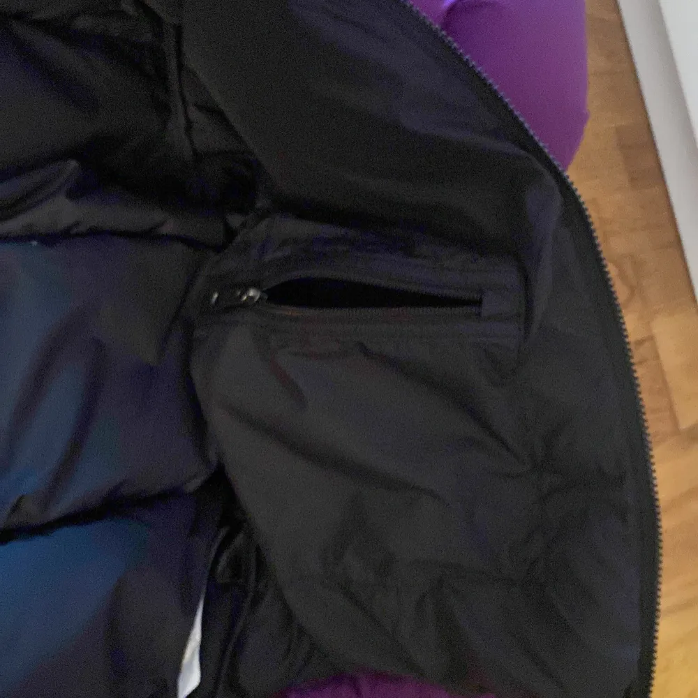 säljer en lila pufferjacka från The North Face. jackan är i storlek XL. den är väldigt stor och puffig och väldigt varm. Jackan är i perfekt skick och ser helt ny ut. köpte den förra året på zalando.. Jackor.