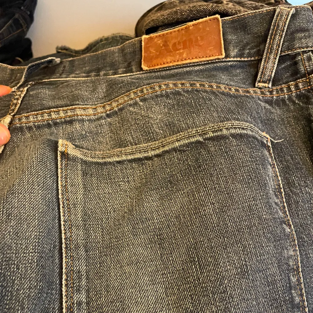 Acne jeans i storlek 34/32 men passar om du är ca 180-187 och är straight leg, cool design med lite märken på jeansen. Är i bra skick och inga skador.. Jeans & Byxor.