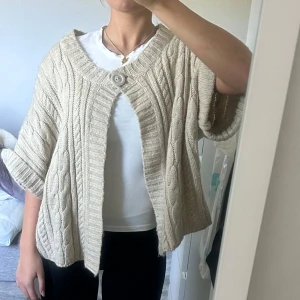 Beige stickad kofta💕 - Beige stickad kofta💗💗står storlek 24(?) men för referens brukar jag ha xs/s💗💗