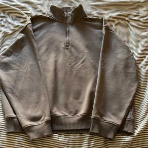 Weekday halv zip - Storleken är S men passar även M, har bara använts några gånger. Ligger bara i garderoben. 