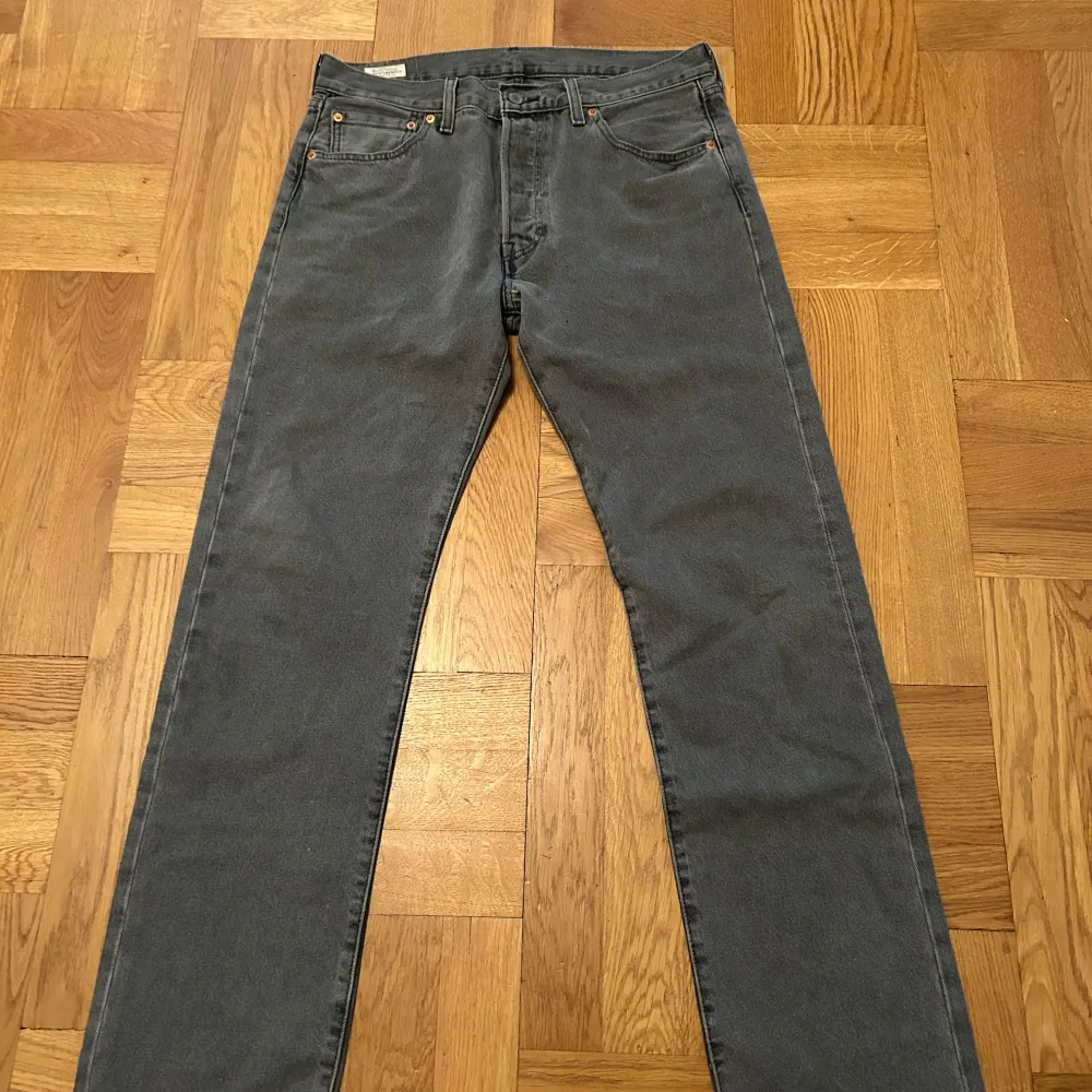 Säljer nu ett par gråa Levis jeans modell 501 i storleken W33 L34. Dessa har jag nog bara använt 2 gånger så i princip nya. Hör av dig vid minsta fundering!. Jeans & Byxor.