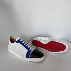 Christian Louboutin skor  - Säljer ett par riktigt feta Christian Louboutin skor som är i ett bra skick! Storlek 42,5! Sitter lite stort i storleken!  Bara skorna medkommer vid köp!  Hör gärna av dig om du har frågor!