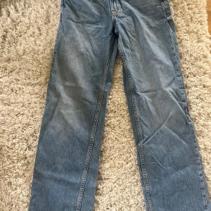 Lowwaist straight jeans  - Superfina lågmidjade raka jeans från Gina Tricot i storlek 32❤️ Midjemått 36cm rakt över och 79cm innerbenslängd 