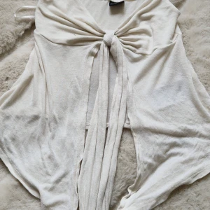 Gina linne - Väldigt populärt gina tricot linne men knut. Inte min stil längre så därför säljer jag den!