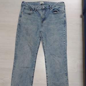 Extremt fina o stiliga jeans. Loose blå jeans i perfekt skick. Passar bra med allt och i alla årstider. Du kan aldrig gå fel med dem. Säljer dem för att dem har blivit för små för mig. 