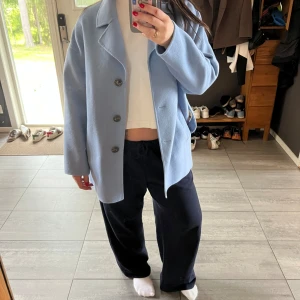 Rockandblue  - Blå kappas från RockandBlue.Helt oanvänd, Ny pris ca 2799. Storlek 38