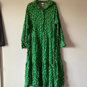 Grön klänning  - Superfin grön klänning i storlek S. Fint skick 💕