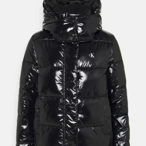 Calvin klein jacka  - Säljer min jätte sköna och varma vinter jacka ifrån calvin klein, då den inte längre kommer till användning. Nypris 2200kr. (Lånade bilder, skriv privat för egna)