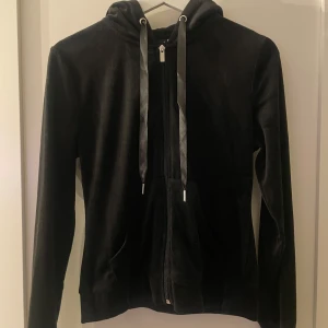 Luvtröja från Gina  - Säljer nu denna fina tröja ifrån Ginatricot i storlek s, den är i bra skick då jag inte har använt den💕