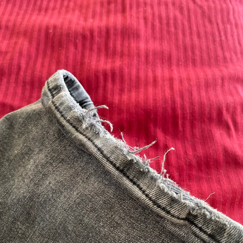 Säljer ett par grå jeans från Gina i storlek 32, då dem inte kommer till användning ofta. Är lite slitna längst ut på benet!! . Jeans & Byxor.