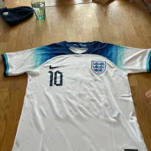 Säljer min England soccer Jersey som är i bra kvalitet 𝟙 𝕠𝕗 𝟙!