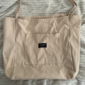 Tyggväska  - Den är använd, har en fläk på sidan av väskan. Säljer då den inte kommer till användning. Den är rymlig, ex som en strandväska 💕