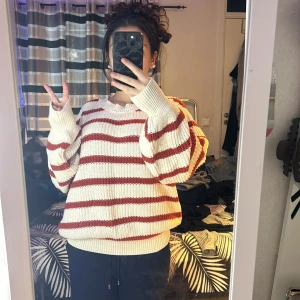 Stickad tröja❤️ - Röd och vit fin enkel stickad tröja,tror den är S eller M men passar perfekt för mig som använder Xs