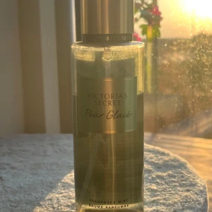 Body mist - Victorias secret body mist i doften ”pear glace. Original pris var nåt med 200 kr. Mer än halva kvar