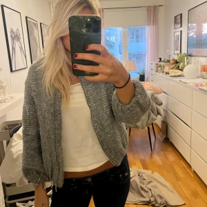 Kofta/jacka - Säljer denna jätte fina Trekvartsärmade kofta/jacka som är använd ett fåtal gånger.🤩🤩 storlek 164 men sitter perfekt på mig som bär storlek 36!!