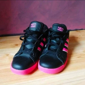 Adidas Neo Black & Pink str 40 - Adidas NEO, size 40 (USA 7, UK 6 1/2). Selling them because I don't wear them (used them maybe 4 times?). They are in very good condition.