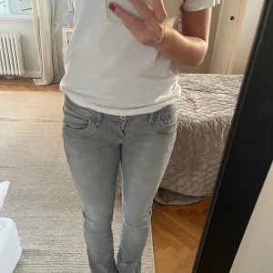 LTB jeans valerie gråa - Säljer dessa sjukt snygga ltb jeans i modellen valerie eftersom att de är försmå och inte kommer till användning!💗 De är helt oanvända och i nyskick. Storlek 25/32 och är långa på mig som är ca 168. 💗💗 Kontakta mig för frågor och innan du köper💕💞