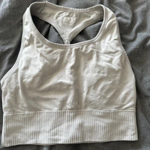 Sport bh - Jättefin beige sport-bh endast använd fåtal gånger.