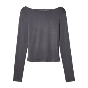 Långärmad topp med båthals  - Grå långärmad topp med båthals, köpt ifrån NA-KD. Använd endast en gång. Fint skick. Skönt material. 💋