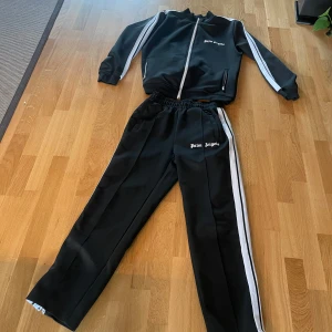Palm angels tracksuit - Säljer nu min svart/vita Palm angels tracksuit. Det är storlek M. Knappast använd och är i mycket bra skick.