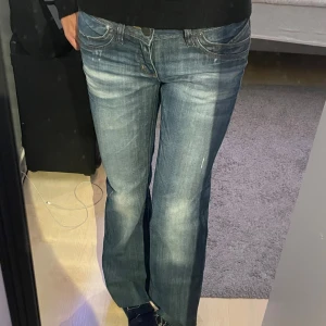 Lågmidjade jeans - Fina lågmidjade jeans som är avklippta längst. Säljer för har int kommit till användning🩷 Storlek: 29W34L (32L för ja har klippt dom:)) Midjemått:36-38 Innerbenslängd: 78💕