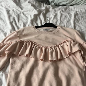 Only tröja - Nyskick fin rosa tröja i strl m säljer den eftersom jag inte använder den och har endast andvändt den 3 gånger