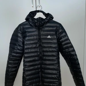 Adidas jacka - Adidas jacka i helt nytt skick! Pris kan diskuteras vid snabb affär. 