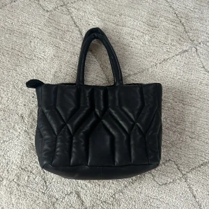 Väska - Jag säljer denna jättefina väska i fin kvalite, då den ej kommer till användning💕