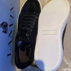 Lanvins storlek 40/41 - Tjena! Säljer nu dessa helt Lanvins i storlek uk 5 vilket motsvarar 40/41. Köpta på Care of carl för 5500  OBS den fjärde bilden visar hur de ser ut nu Kan tvätta dessa så dem blir som nya Allt OG! Hör av er vid funderingar priset är ej hugget i sten