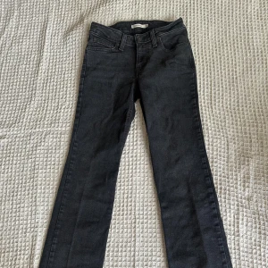 Levis  superlow Boot  - Lågmidjade jeans, bootcut mörkgråa  strl 26/32