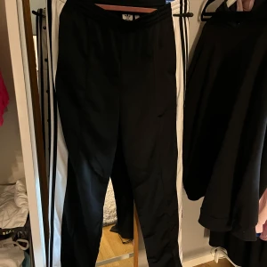 Adidas träningsbyxor - Helt nytt skick och är inte använda Frakt 35kr